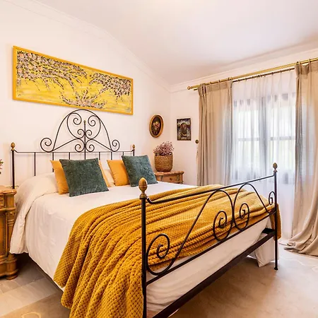 Paula Valencia Villa Manises